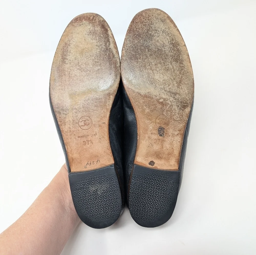 Chanel Black Gold CC Ballet Flats Cap Toe Size 37.5 Leather Monogram